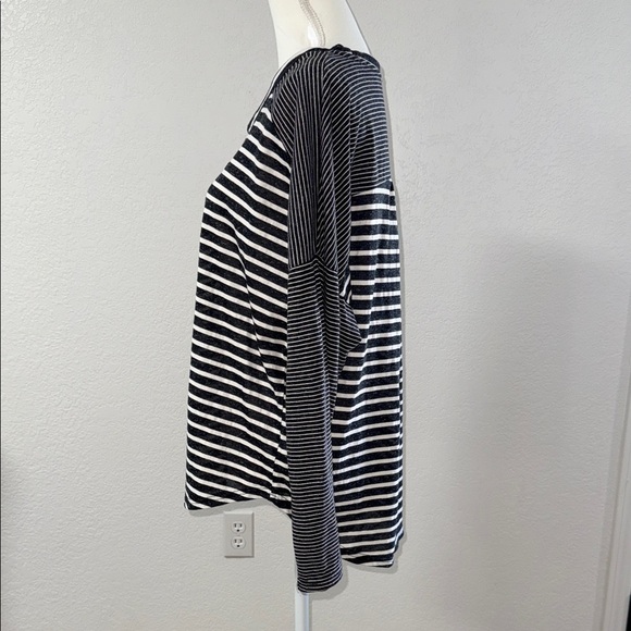 UMGEE Striped Black and White Women's Top - Picture 2 of 10